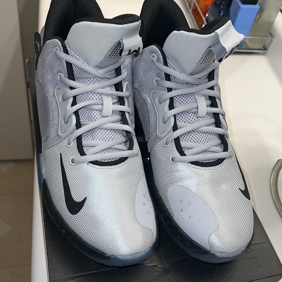NIKE KD TREY 5 7 'WOLF GREY' WOLF GREY/WHITE/DARK GREY/BLACK AT1200-002 - Picture 1 of 8